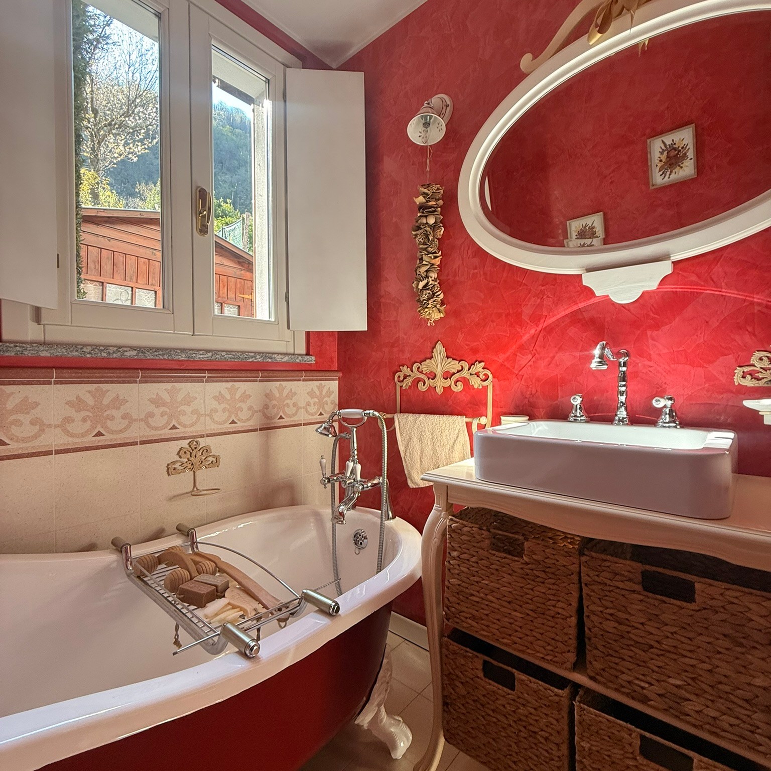 Bagno con vasca al piano terra