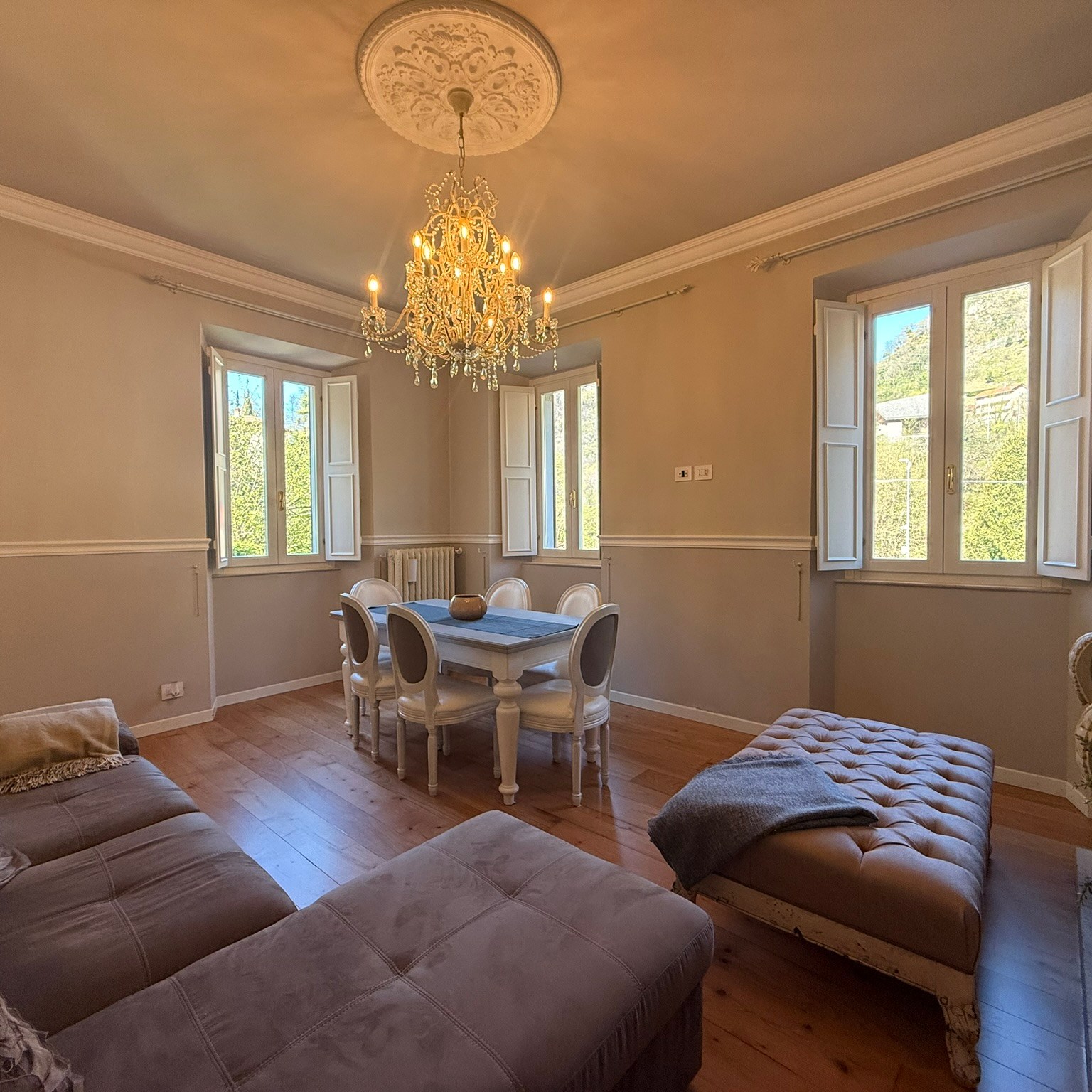 salotto con tavolo da pranzo, divano e caminetto decorativo